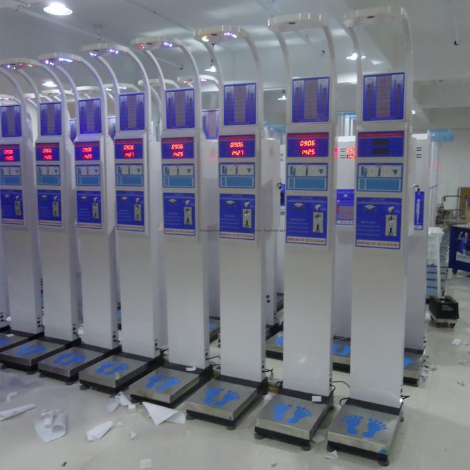 Υπερηχητικές ιατρικές κλίμακες ύψους και βάρους νομισμάτων Bmi με τη μηχανή πίεσης του αίματος Omron