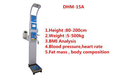 Επαγγελματικός ζυγός ύψους με τη συσκευή ανάλυσης και τη πίεση του αίματος λίπους σώματος
